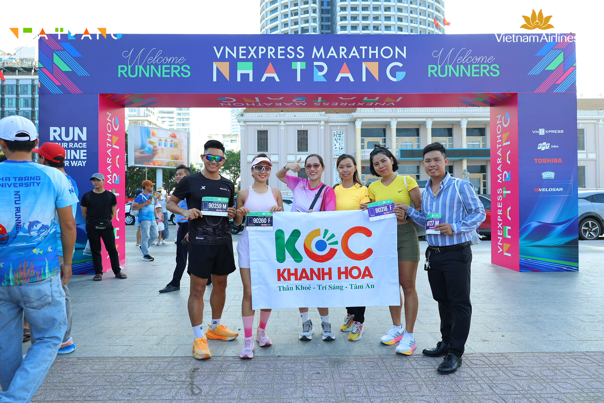 Cùng cộng đồng KOC Khánh Hòa tại cổng chào giải chạy
